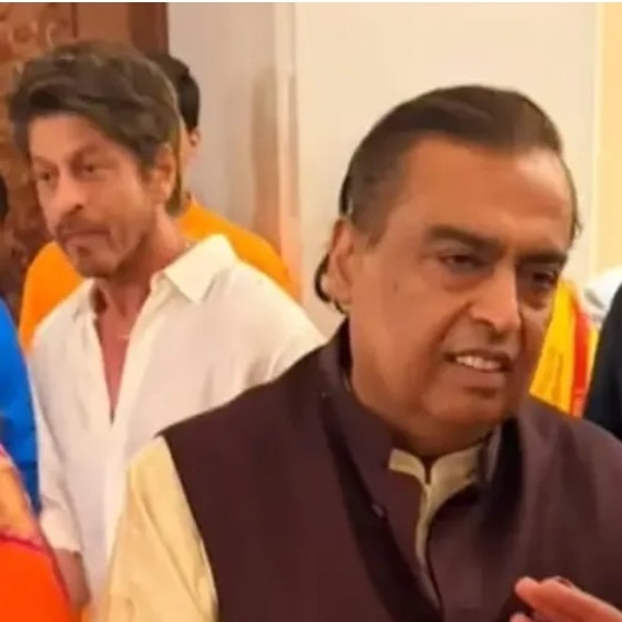 Shah Rukh Khan evades paps, quietly joins Ambani Ganesh Chaturthi bash