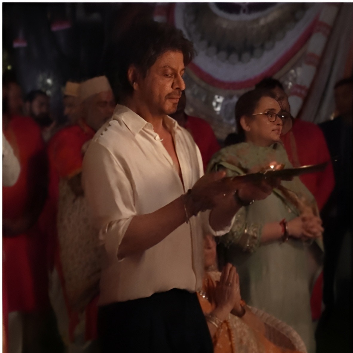 SRK performs aarti at Ambani Ganpati celebration after quiet entry. Watch