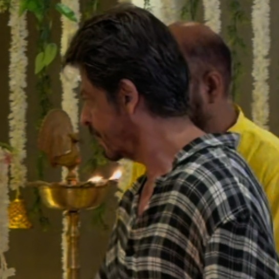 After Lalbaugcha Raja, SRK seeks Ganpati blessings at T-Series office
