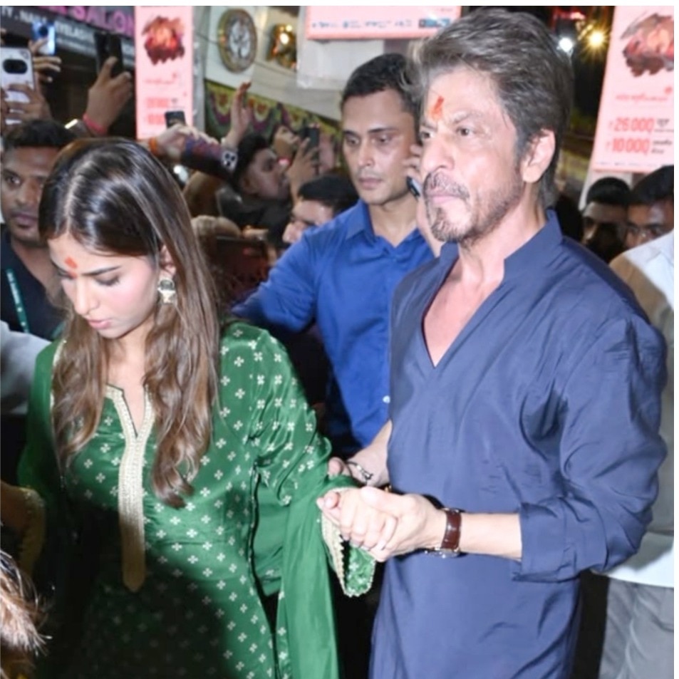 Shah Rukh Khan visits Lalbaugcha Raja with Suhana and Gauri, greets fans. Pics
