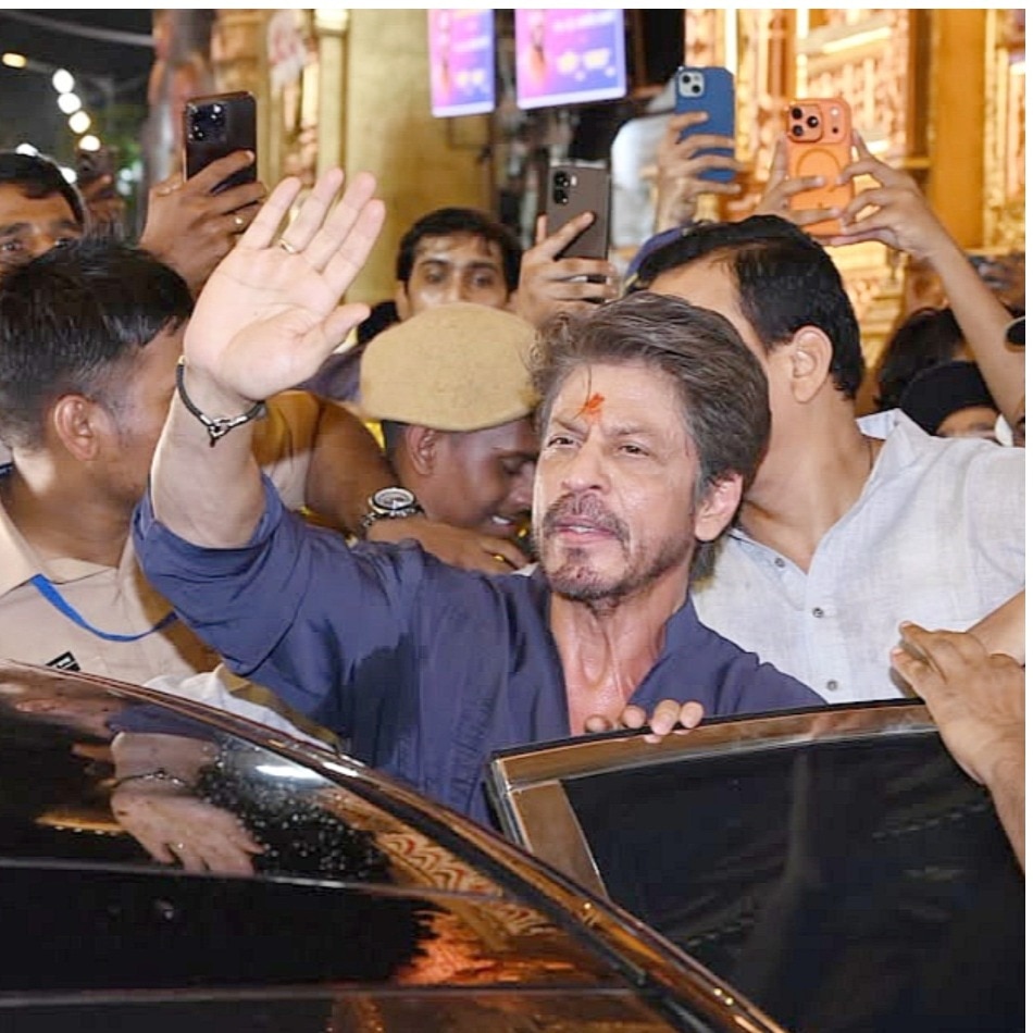 Shah Rukh Khan visits Lalbaugcha Raja with Suhana and Gauri, greets fans. Pics