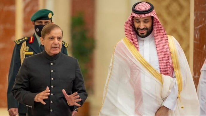 Pakistan Prime Minister Shehbaz Sharif spoke to Saudi Crown Prince Mohammed bin Salman over phone. (Photo: Reuters) Shehbaz Sharif, Mohammed Bin Salman