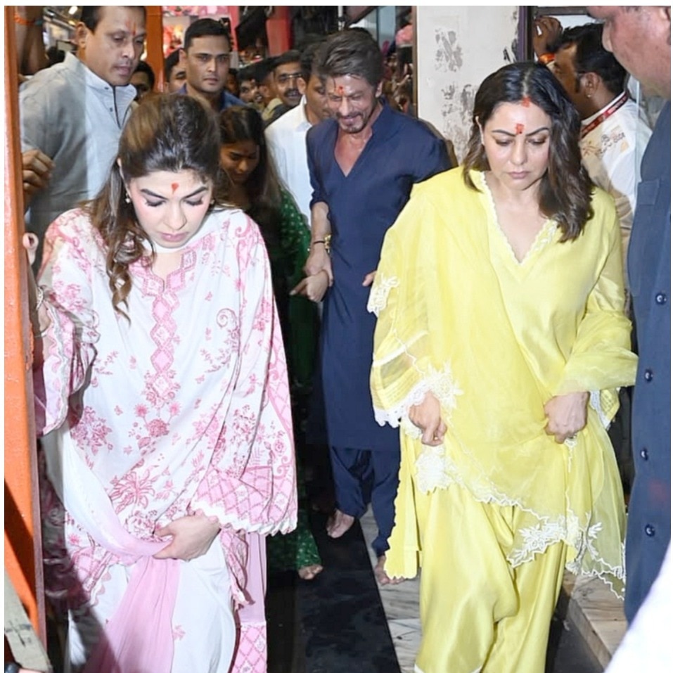 Shah Rukh Khan visits Lalbaugcha Raja with Suhana and Gauri, greets fans. Pics