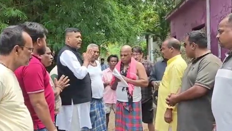 Sujan Dutta performed funeral rites of his daughter