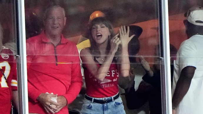Taylor Swift celebrates with her father, Scott Swift (L), after Travis Kelce scored for Kansas City Chiefs. (Photo credit: AP Photo/Charlie Riedel) Taylor Swift and Scott Swift.