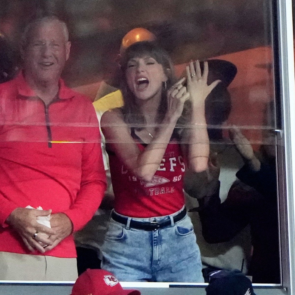 Swift points to wedding ring, says 'That's my husband' after Kelce's touchdown
