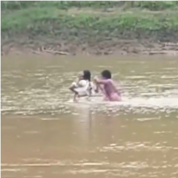 Chhattisgarh teachers cross river daily to reach school, one carries 9-month-old baby