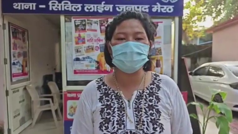 Woman cuts own hand, threatens suicide outside cop's office over harassment inaction