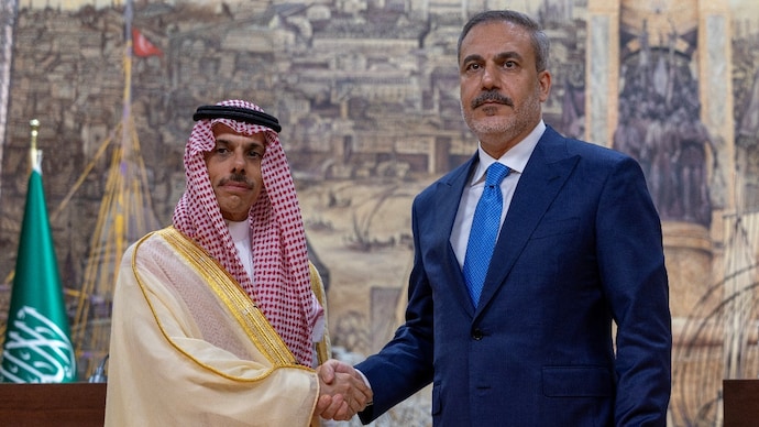 Turkey's Foreign Minister Hakan Fidan (R) and Saudi Arabia Foreign Minister Prince Faisal bin Farhan Al Saud (L). (Photo- Reuters)