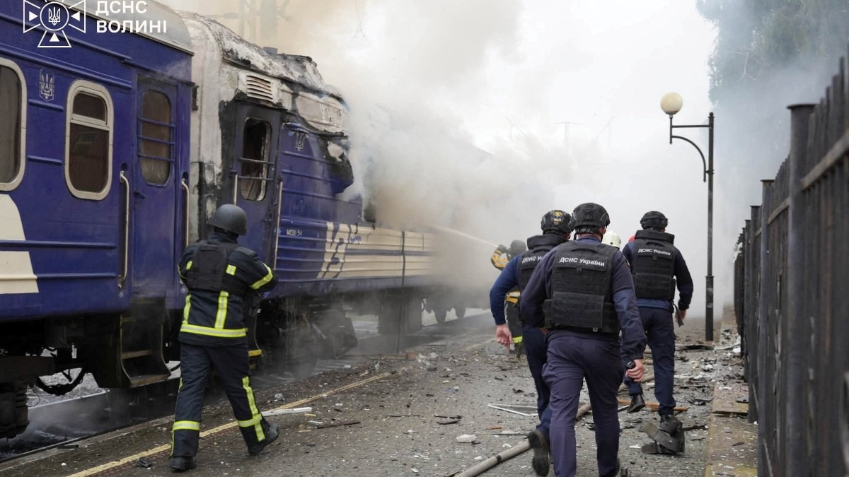 5 dead after Russian drones strike bus, rail targets in Ukraine, officials say