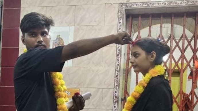 Husband Vicky let his wife over to her lover after which the couple git married at a local temple. UP cop lets wife reunite with childhood lover after she refuses to return