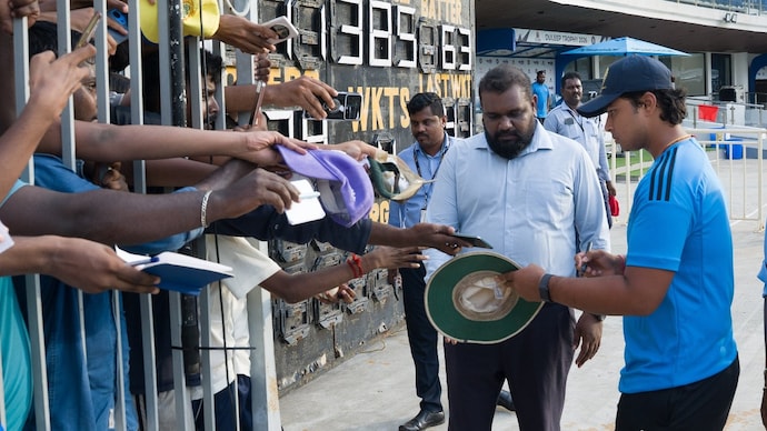 Vaibhav Sooryavanshi signs autographs at the Chepauk. (TNCA Photo) Vaibhav Sooryavanshi