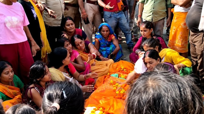 Victim's family protested on road with the body