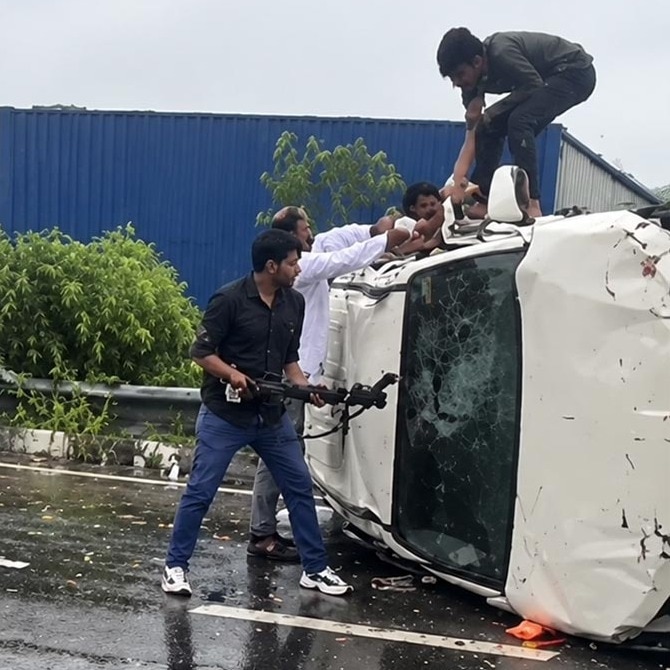 Video: UP cop-couple smash car windows with rifle, rescue 5 trapped after crash