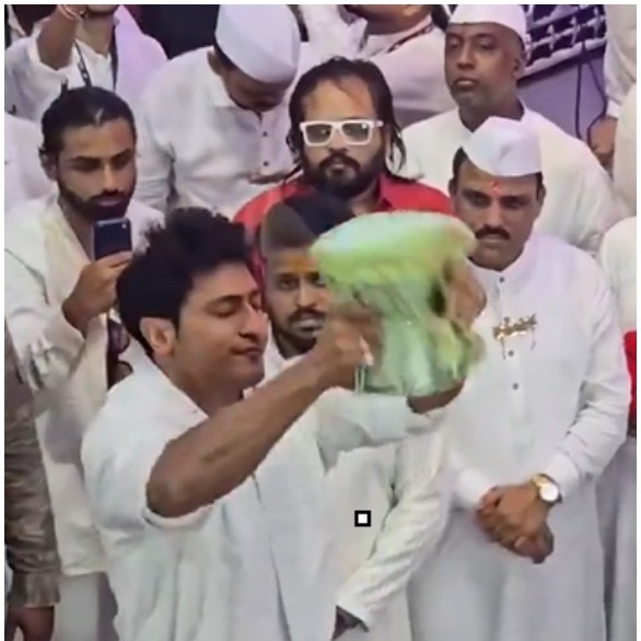 Vidyut Jammwal plays damru, blows shankh during Lalbaugcha Raja darshan. Watch