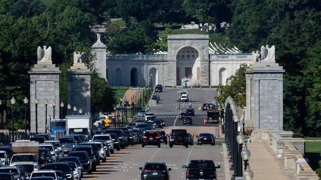 Vehicles drive past along the Memorial Bridge near Memorial Circle in Arlington, Virginia, the proposed site for the "Triumphal Arch." (File photo: Reuters) Washington Arch