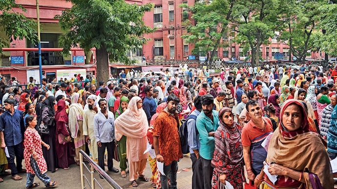 AWAITING THEIR TURN: People queue up at the state run SSKM Hospital in Kolkata (Photo: Debajyoti Chakraborty)