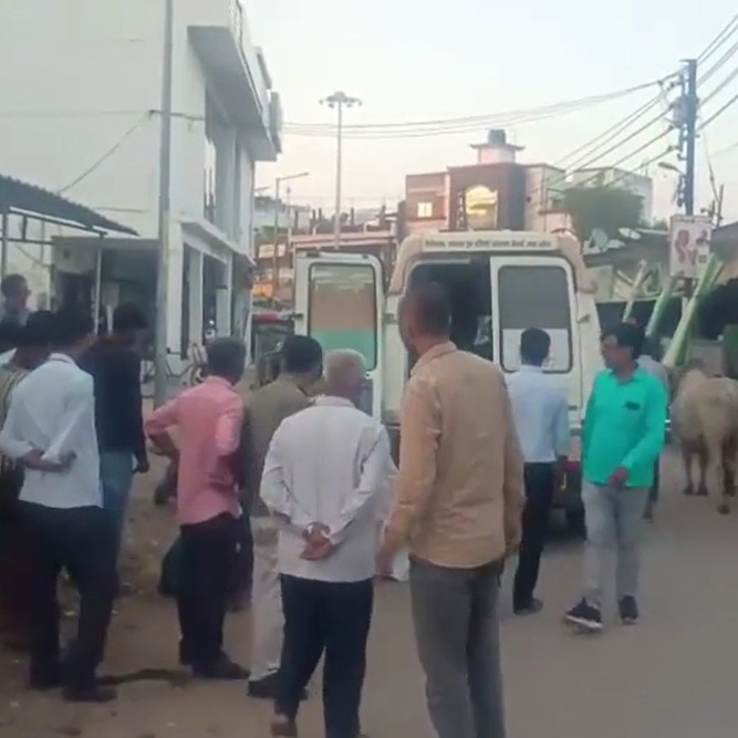 Woman gives birth to twin girls on road outside UP's Amethi railway station