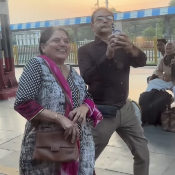 Woman shares adorable video of her parents’ farewell ritual at railway station