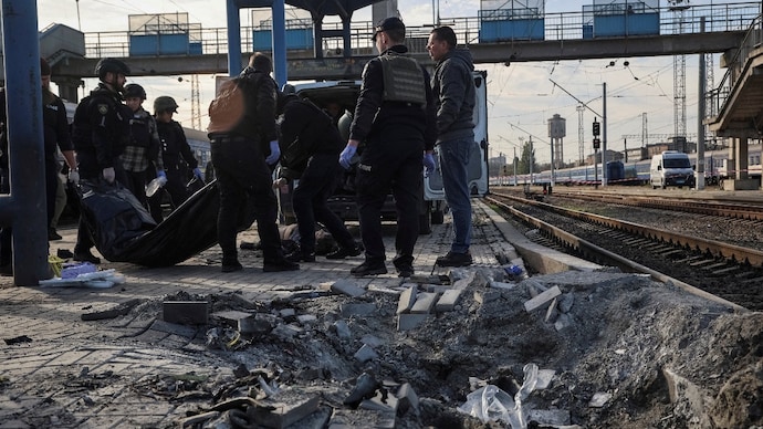 Police officers carry the body of a killed person at a railway station hit by a Russian drone strike, amid Russia's attack on Ukraine, in Dnipro, Ukraine October 29, 2026. (REUTERS)/Stringer