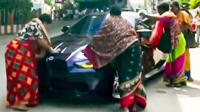 4 men pose as transgenders, demand Rs 5,000 from BMW owner in Hyderabad. (Source: ITG)