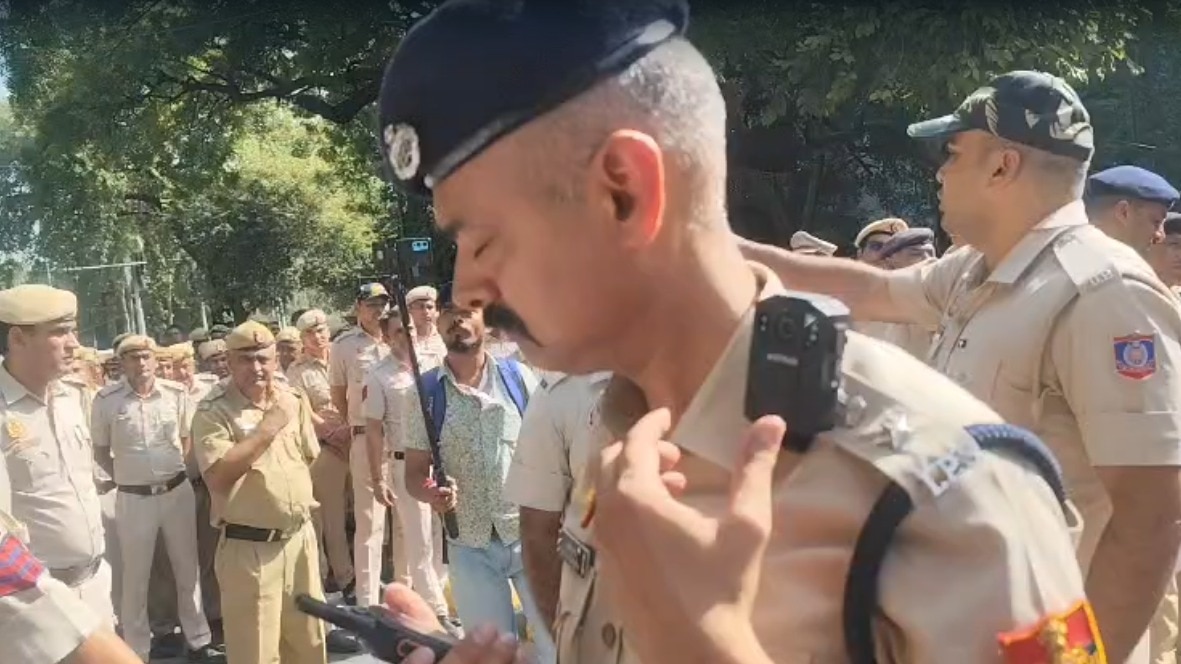 Delhi cops sport bodycams at INDIA bloc's anti-Gyanesh Kumar protest