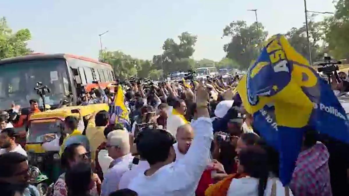 Protest against Gyanesh Kumar: AAP protesters break barricades, block buses