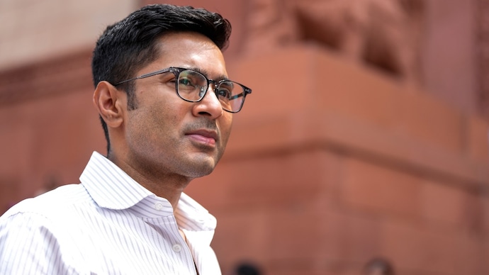 Abhishek Banerjee has already been questioned in one of the cases after appearing at the police station and speaking to investigators for several hours. Abhishek Banerjee has already been questioned in one of the cases after appearing at the police station and speaking to investigators for several hours.