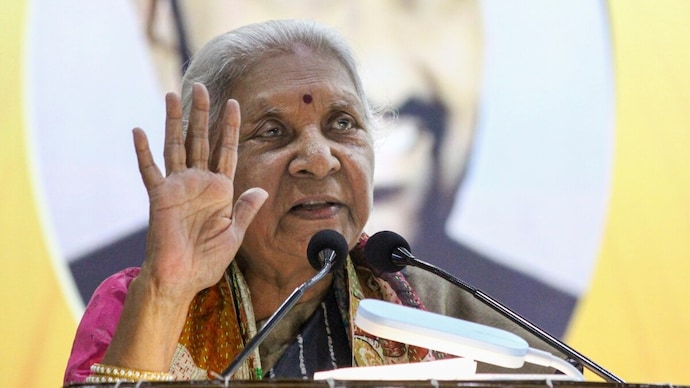 UP Governor Anandiben Patel tells men to honour marriage promises to girlfriends (File Photo: PTI) दीक्षांत समारोह में छात्राओं को करियर और परिवार दोनों की जिम्मेदारी निभाने की सलाह राज्यपाल आनंदीबेन पटेल दी है (Photo: PTI)