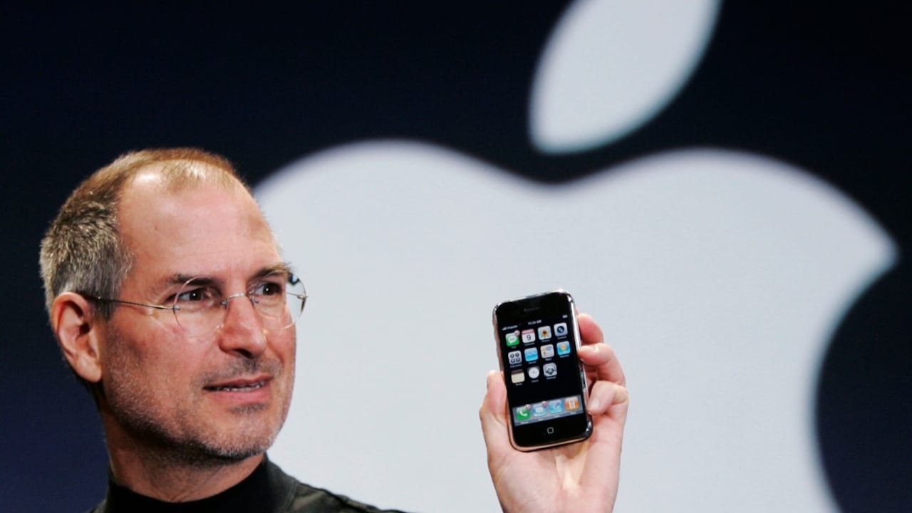 Steve Jobs 15-Year Anniversary Drives Iconic Sneaker Resurgence | Seller Opportunity in Heritage Footwear & Celebrity Merchandise