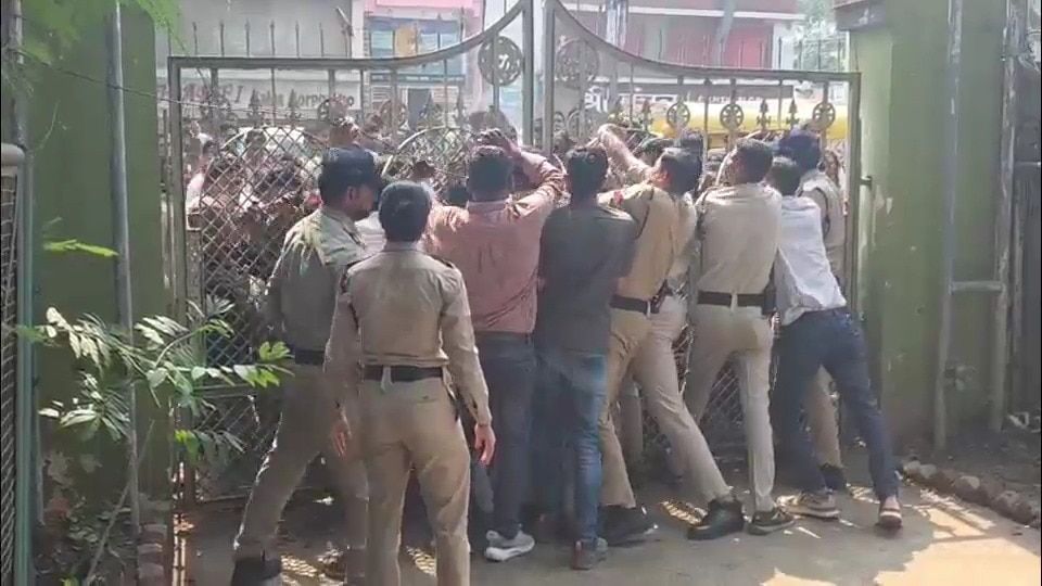 Angry mob tries to storm Bhopal police station over 12-year-old girl's murder