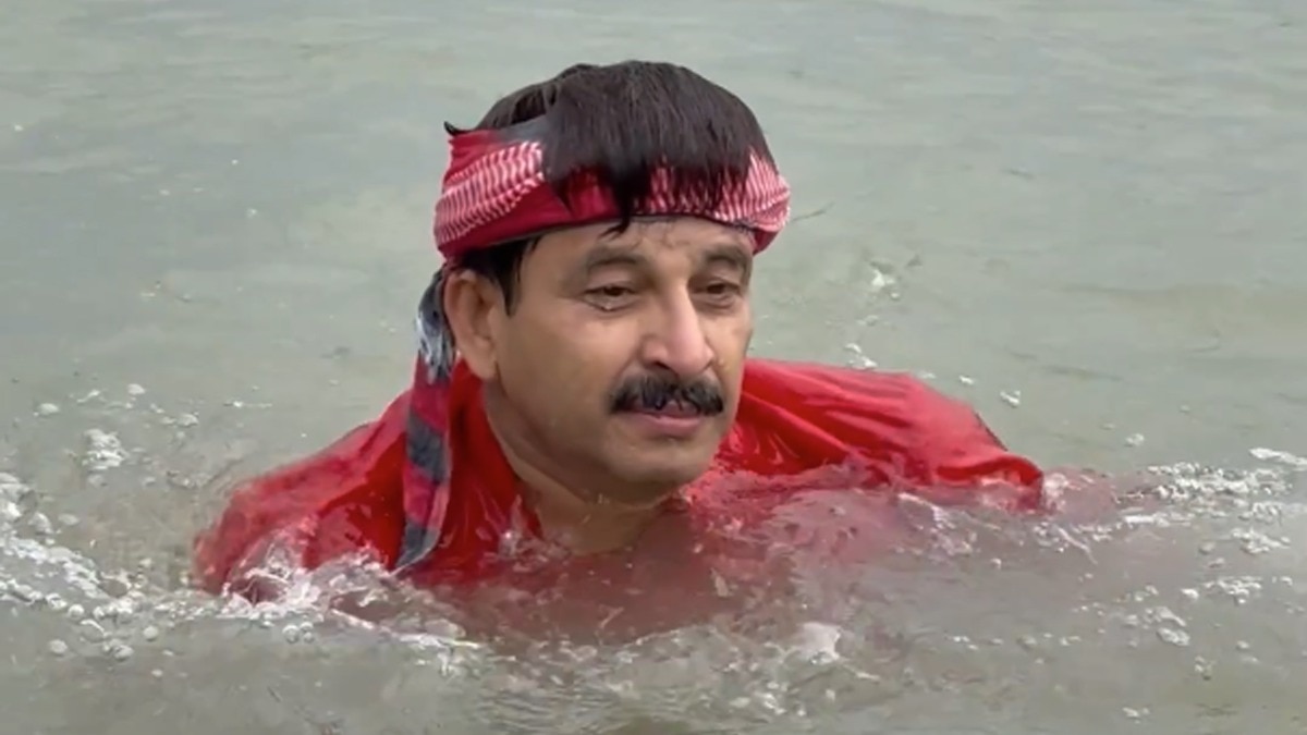 Manoj Tiwari takes dip in 'clean' Yamuna river, dares Kejriwal to do the same