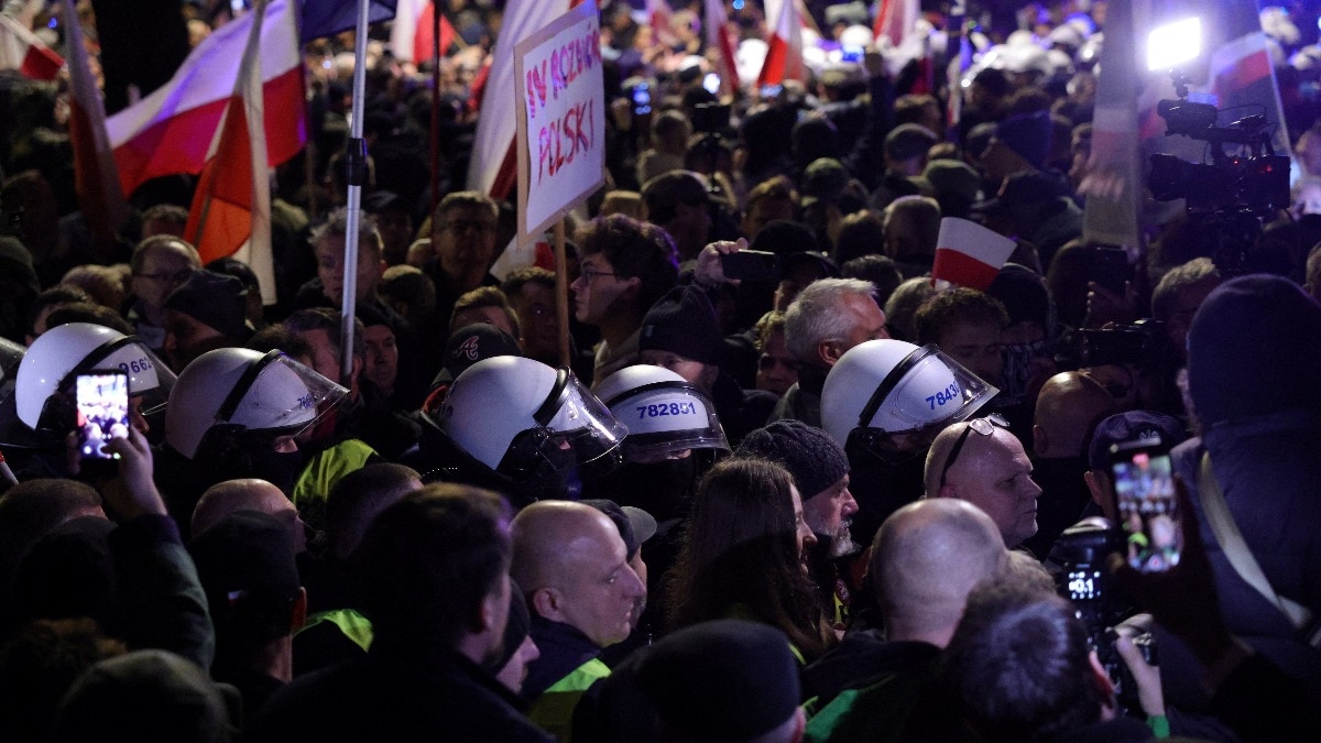 Poland's midnight chaos: Court under police guard, President's return and coup claim