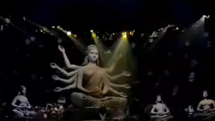Chorbagan Sarbojanin is one of the most reputated pandal in the city. (Credits: X/Screengrab) CHorbagan Stampede