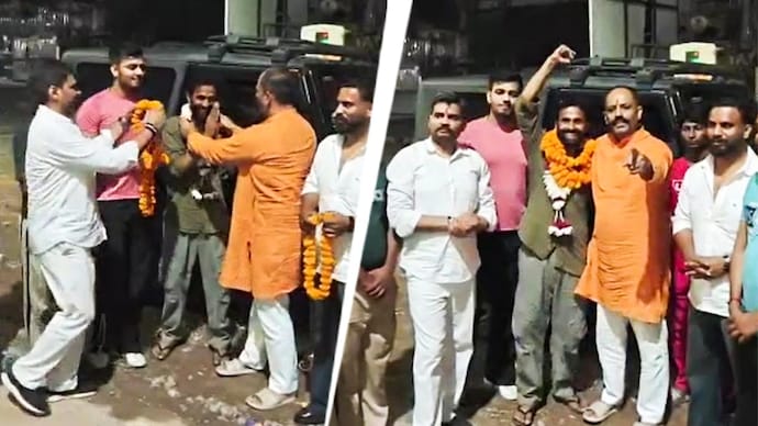 Hindu Raksha Dal member Ravinder Govinda being garlanded after his release CJP protest