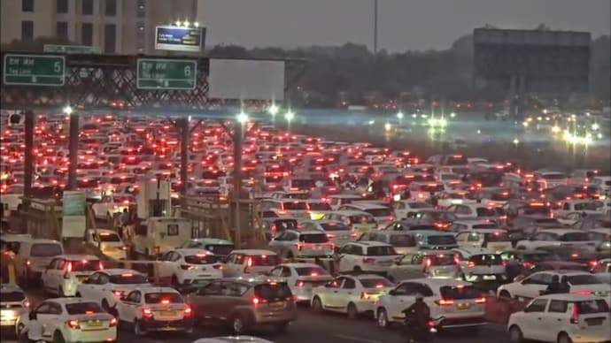 Commuters stranded for hours on key roads in Delhi-NCR. (Photo: Screenrgrab)