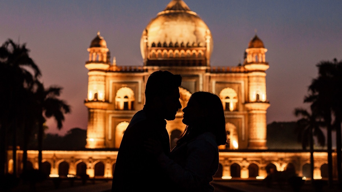 Juhu Beach over bougie cafes? Survey reveals India's top dating spots