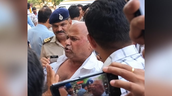 Gwalior college dean slapped after CM's visit, attacker thrashed on road Gwalior college dean slapped after CM's visit, attacker thrashed on road