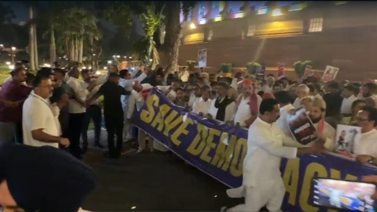 INDIA bloc leaders march towards Rashtrapati Bhavan from Parliament, cops stops them