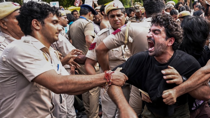 The BJP accused Congress leaders of threatening Youth Congress workers to boost turnout.(Photo- PTI) Jantar Mantar protest