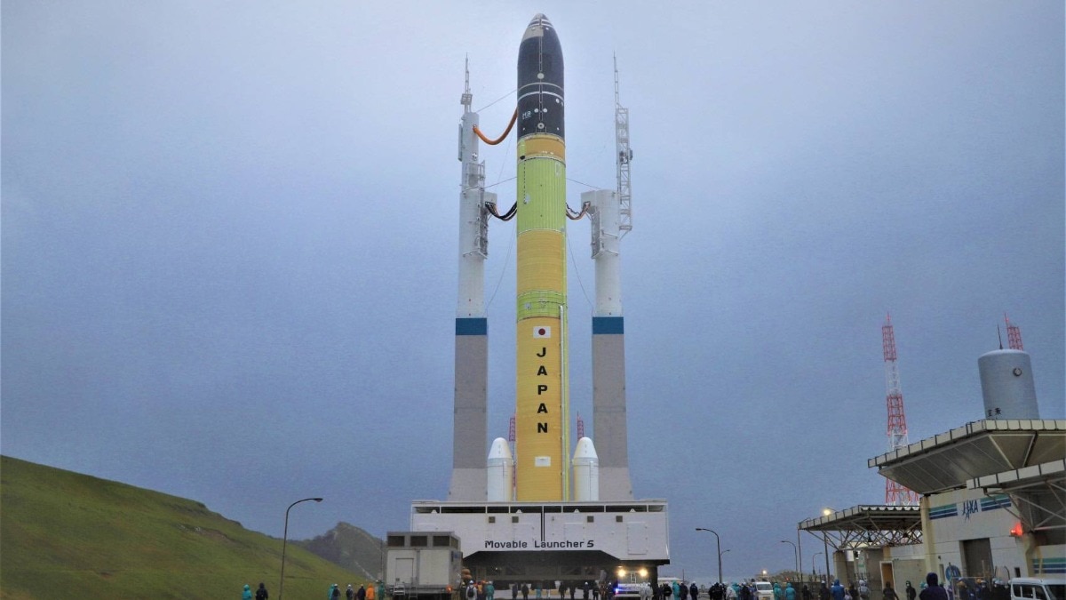 Japan and Nasa want a piece of Mars' moon. This rocket will go and get it