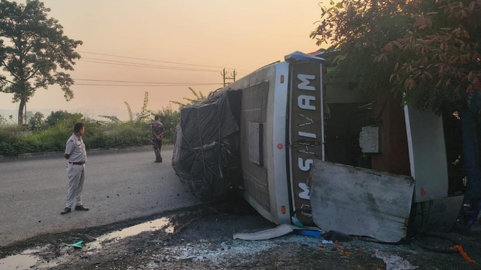 Those who suffered injuries were taken to nearby hospitals for medical treatment. (Credits: Manish Kumar Lal Das) Kolkata-Ranchi bus overturn