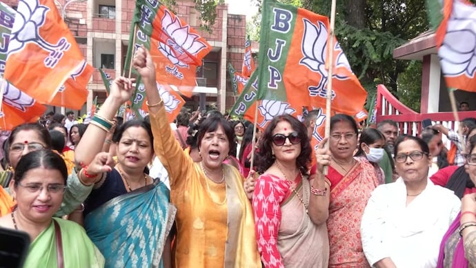 BJP Mahila Morcha files complaint, says Congress workers crossed the line during SIR protest. Lucknow BJP Mahila Morcha protest Congress office
