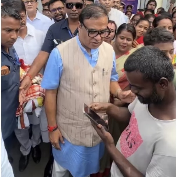 Man asks Himanta Sarma for iPhone during crowd interaction, his reaction is viral