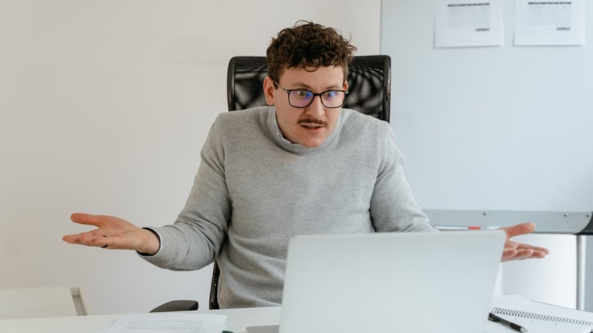 Man gives two weeks' notice at work, but his boss's reply leaves one big question
