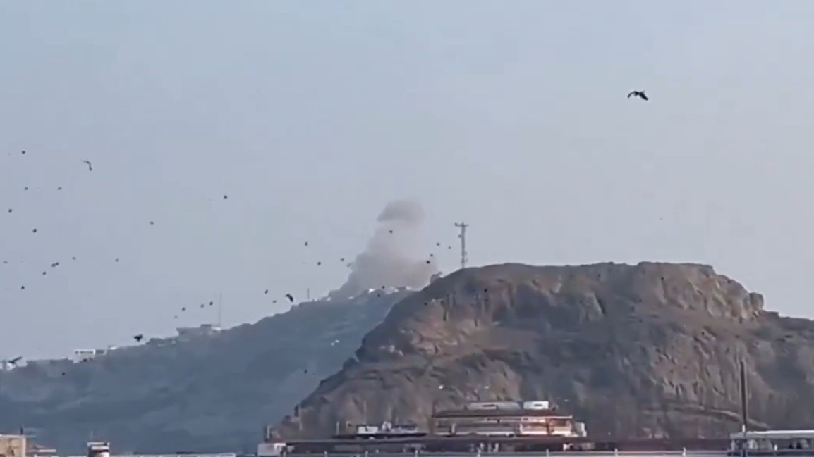 Houthis fire missiles at Yemen palace in bid to wipe out Saudi-backed govt, 4 killed
