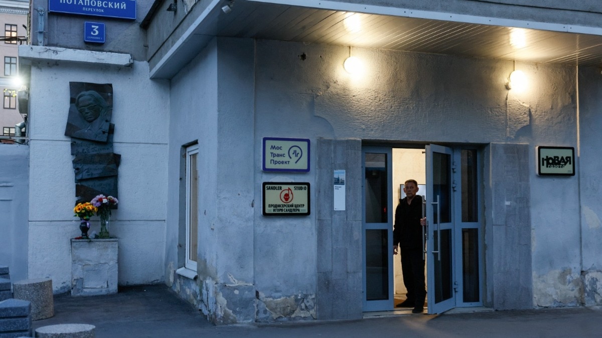 Russia's top independent newspaper shuts down, blames pressure from authorities