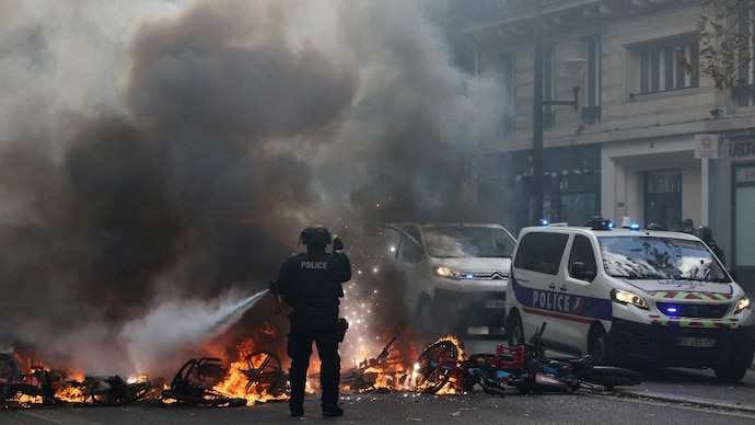 The protests began in mid-September when high school students and teachers in Paris’ suburbs demanded action on overcrowded classrooms and teacher shortages. (Credits: Reuters) Paris protest