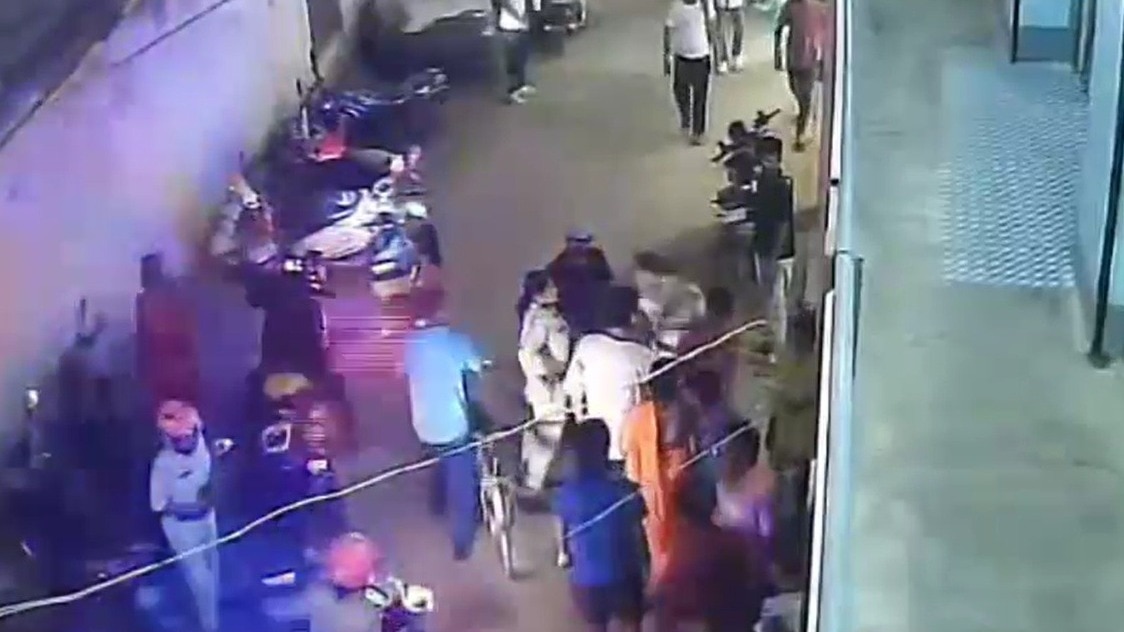 Video: Woman cop slaps Patna man harassing her, he hits back; arrested