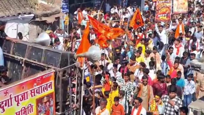 Police, Domariyaganj MP Jagdambika Pal and MLA Vinay Verma were present during the procession in Shohratgarh (Screen grab: ITG)